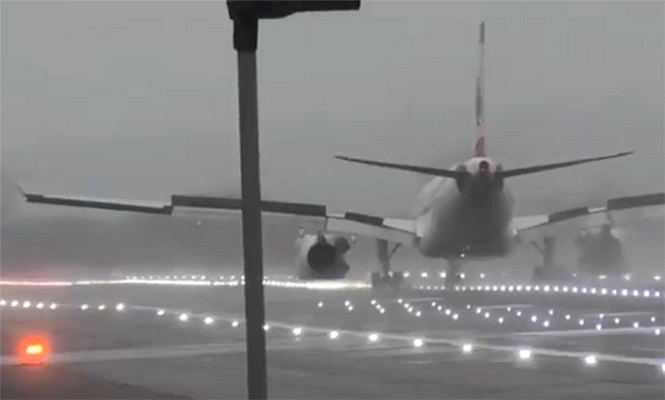 بالفيديو.. رغم الرياح الشديدة طائرة لبنانية تنجح بالهبوط في مطار لندن