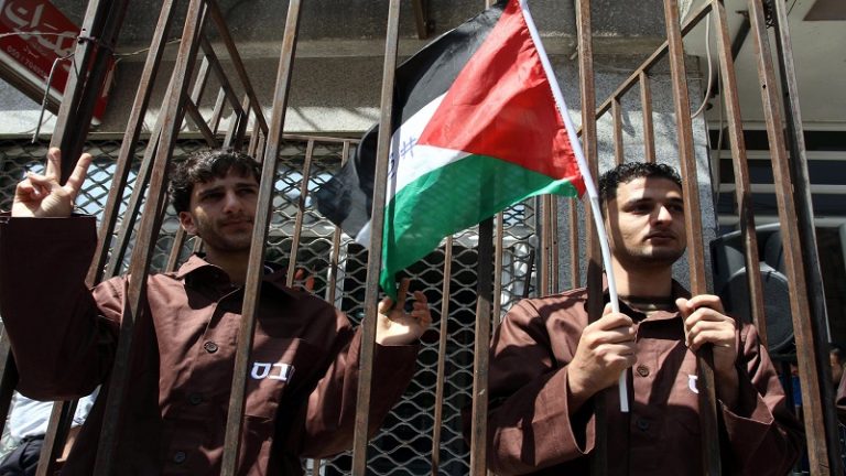 الأسرى الفلسطينيون يعلنون الإضراب المفتوح عن الطعام