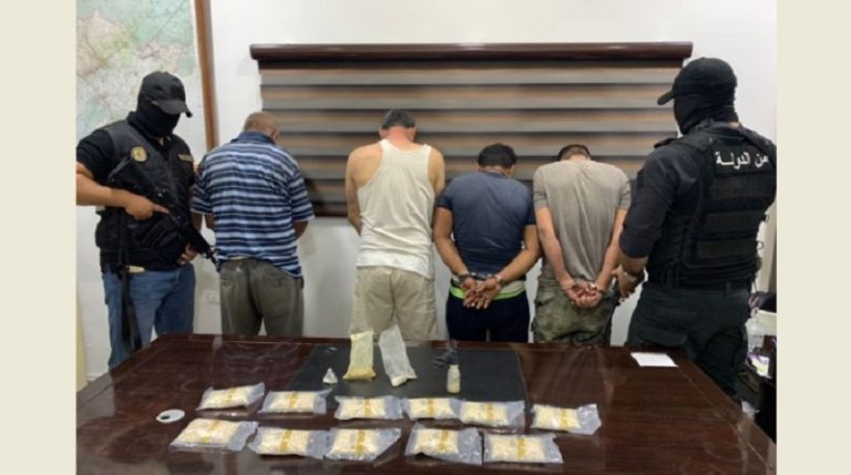 ترويج المخدرات وابتزاز.. عصابة خطيرة في قبضة الأمن!