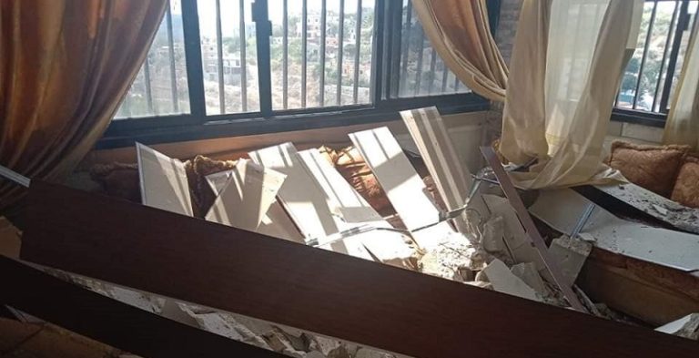 بالصور: نجاة عائلة من انهيار سقف غرفة بمنزلها