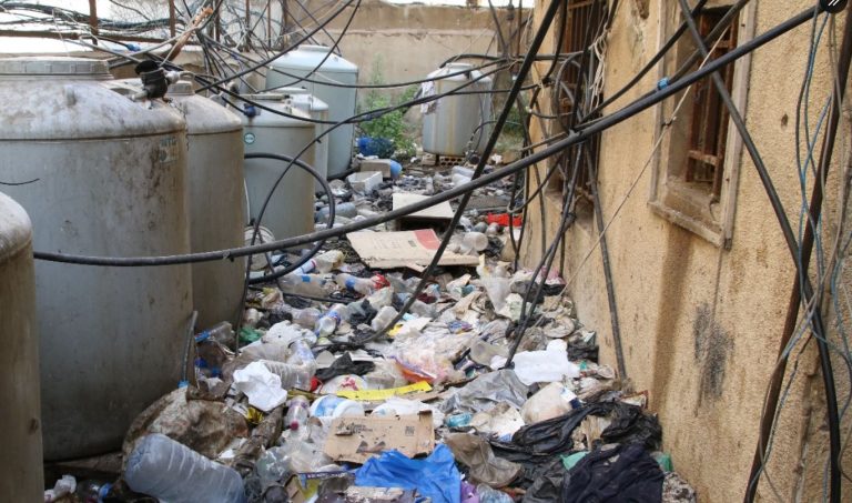 بالصور: يرمون النفايات ويشكون الروائح!