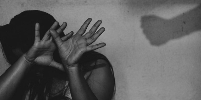 بالصور..حرقوها بمقلاة ساخنة وسجائر!