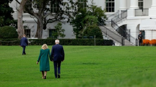 بايدن فوق الشجرة: لا أريد العودة الى المنزل!؟