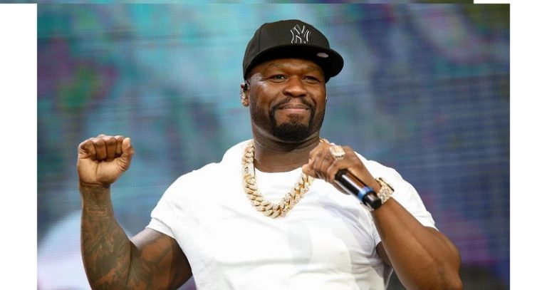 بالفيديو.. مغنّي أميركي يضرب إعلامية بميكروفون!