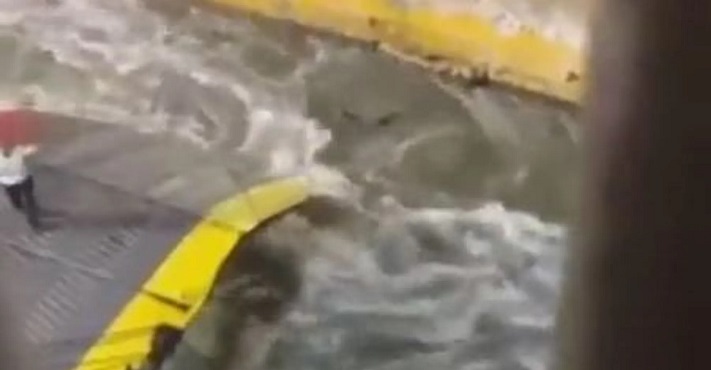 بالفيديو- حادثة مأساوية.. طردوه من العبارة فمات غريقاً