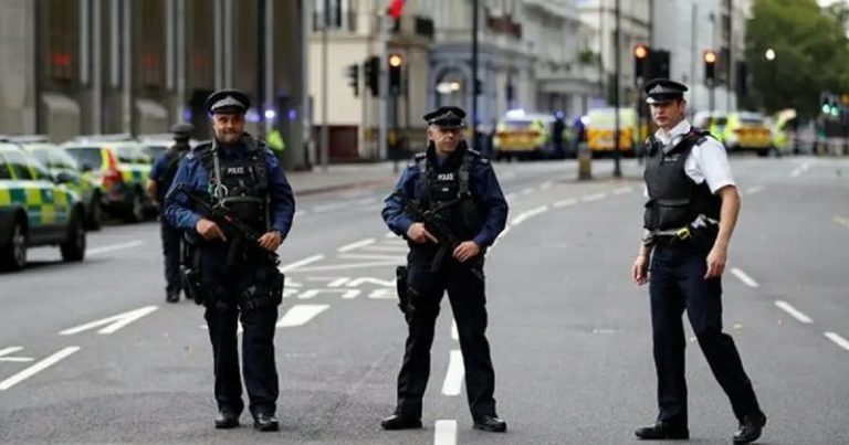 جريمة تهز بريطانيا.. فتاة تقتل والديها المسنين!