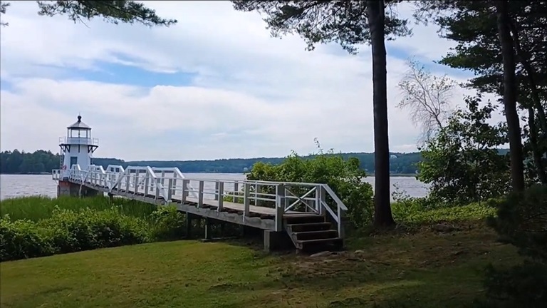 جرحى بانهيار ممشى في ماين الأميركية