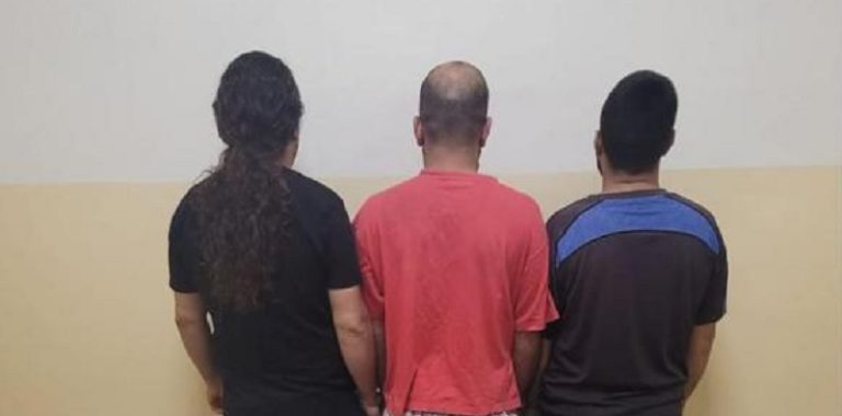 عصابة تسرق 90 ألف دولار ومجوهرات .. بقبضة الأمن