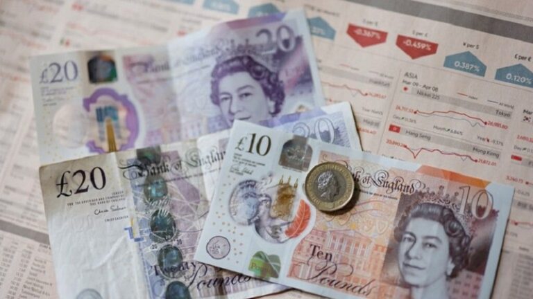 الجنيه الإسترليني يعمق خسائره وسط تباطؤ التضخم
