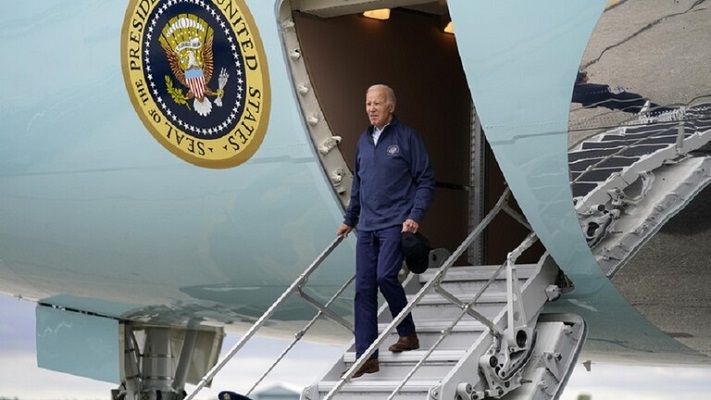 بالفيديو.. بايدن يفقد توازنه مجدداً.. والبيت الأبيض يبرّر الحادثة