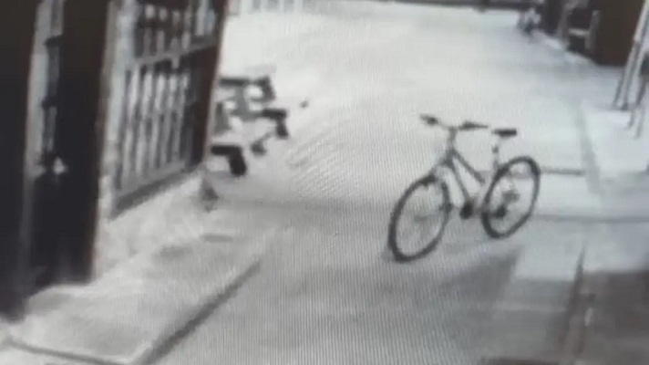 بالفيديو.. اشباح ودراجة تسير بمفردها في شوارع بريطانيا!