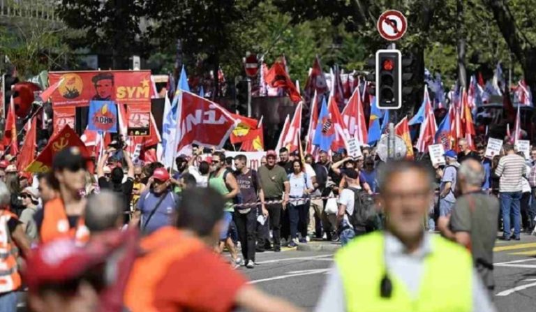 “أوقفوا الجنون”.. آلاف المتظاهرين في سويسرا!