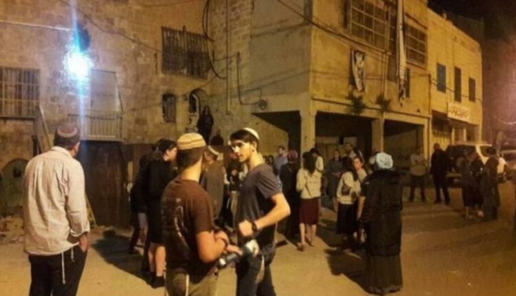 طعن فلسطيني واعتداء على المنازل في الخليل