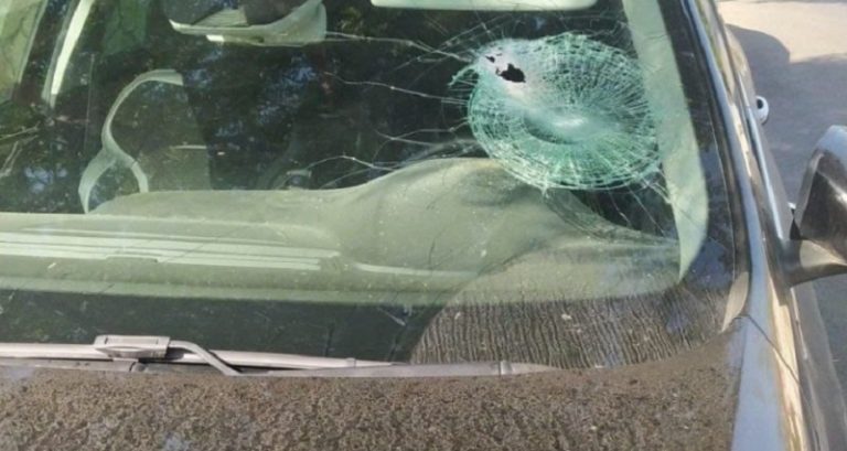 بالفيديو: استهداف حافلة ومركبة للمستوطنين بالقدس وقلقيلية