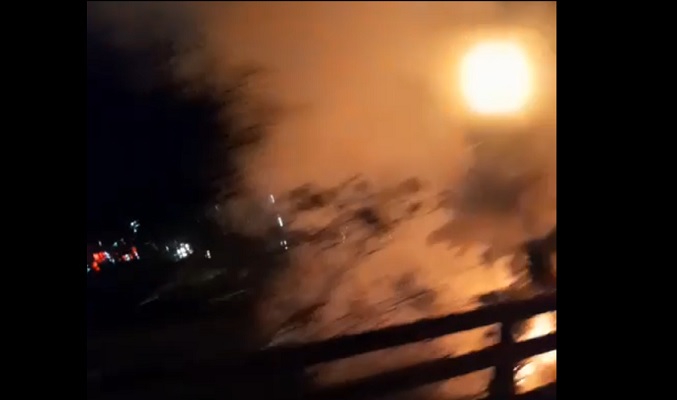 بالفيديو.. حريق قرب جسر المطار