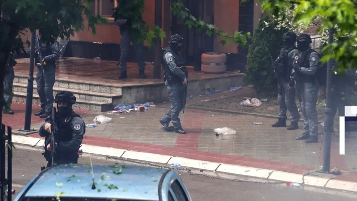 محاصرة 30 مسلحاً في كوسوفو بعد مقتل شرطي