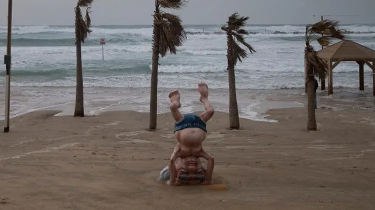 بالصور.. إحراق تمثال بن غوريون في تل أبيب