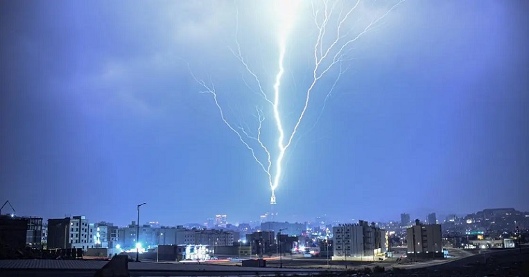 بالفيديو.. مشهد يخطف الأبصار لبرج الساعة الشهير في مكة