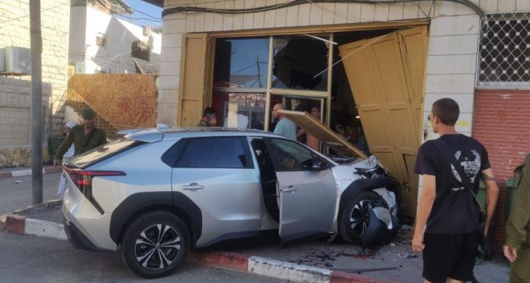 مستوطن يدعس فتاة وشاب من ذوي الإعاقة في الخليل