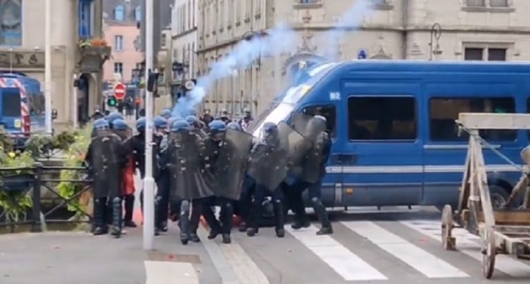 بالفيديو.. مواجهة بين الشرطة الفرنسية ومحتجين على إغلاق مستشفى