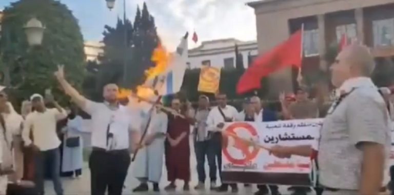 بالفيديو.. مغاربة يحرقون علم “إسرائيل”