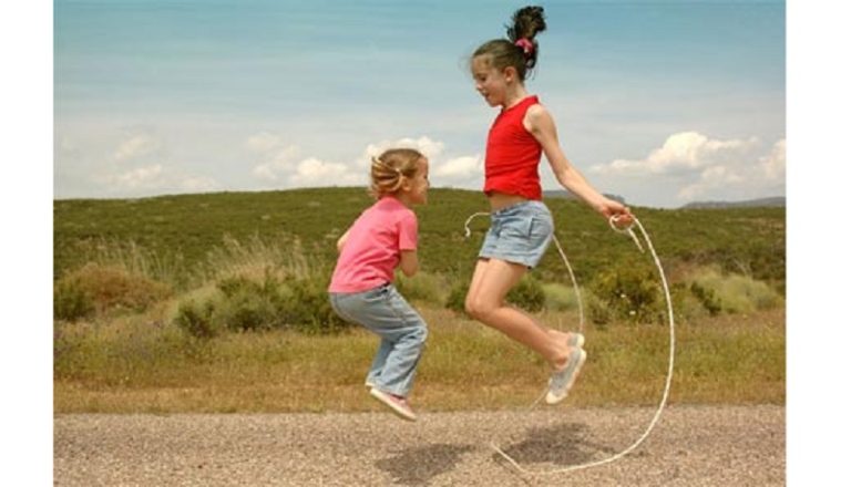 ابن الـ3 أعوام مشنوقاً بحبل للقفز!