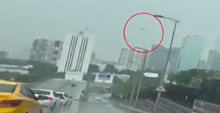 بالفيديو: خزان طائرة يسقط من السماء ويدمر سيارات