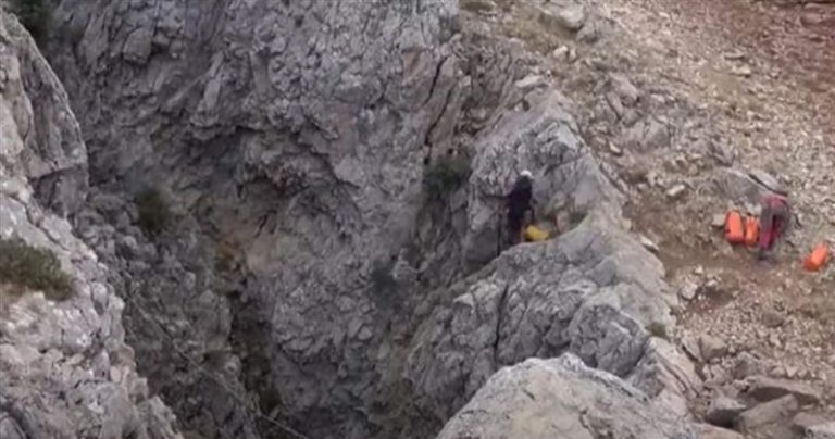 بالفيديو..حوصر داخل كهف على عمق أكثر من ألف متر!