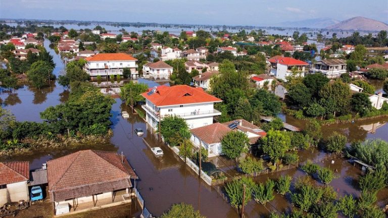 ارتفاع حصيلة ضحايا الفيضانات في اليونان إلى 14 قتيلاً