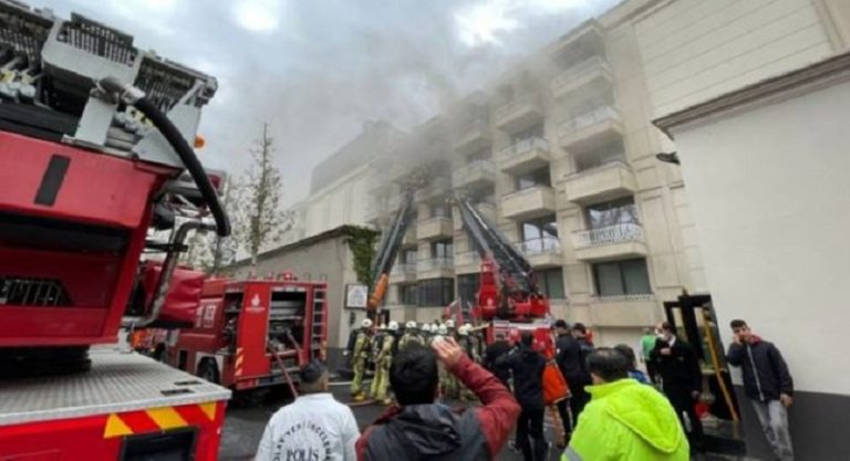 بالصور: إنقاذ 40 شخصاً من حريق فندق في اسطنبول