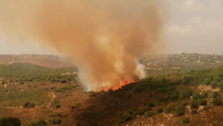 الجيش يواصل إخماد الحريق بين رومين وحومين التحتا