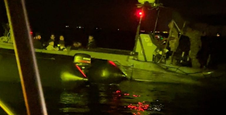 استمرار البحث عن 4 مفقودين من مركب شكا