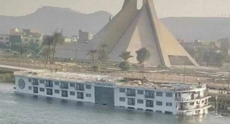 إنقاذ 100 عامل من غرق جزئي لباخرة في مصر