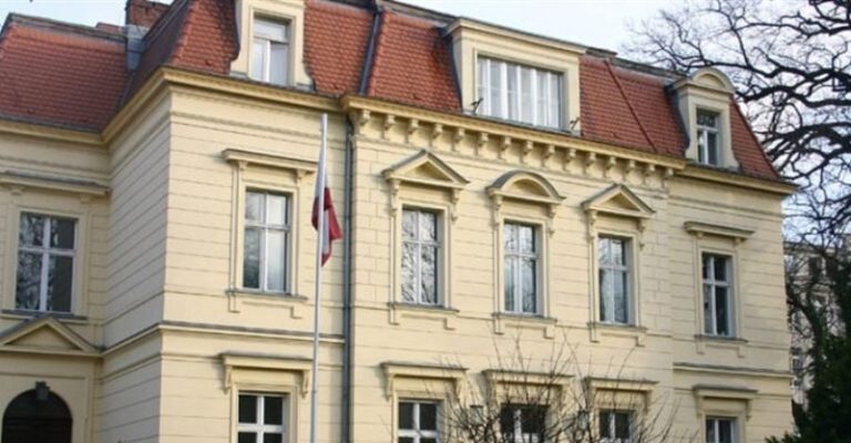 هل تجمّد حسابات السفارة في روما؟