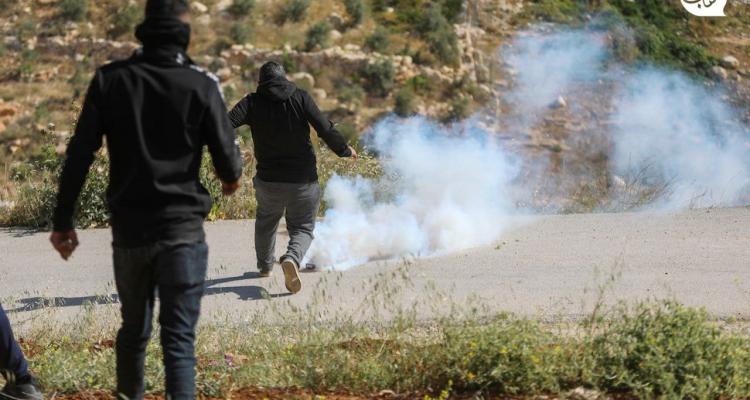 إصابة فلسطينيين بالاختناق خلال مواجهات في الخليل