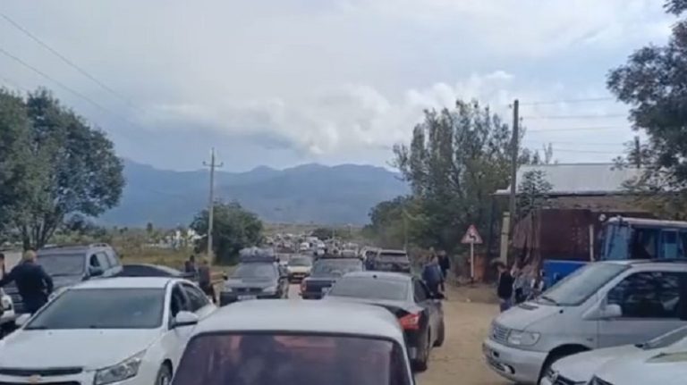 مئات السيارات تتجه من ناغورني قره باغ إلى أرمينيا