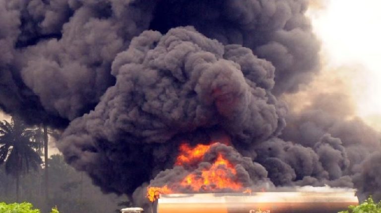 بالفيديو.. عشرات القتلى بحريق في بنين