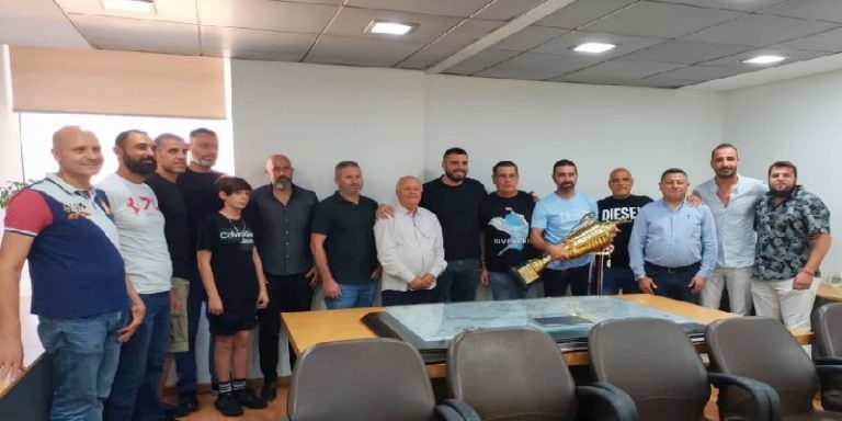 نادي الأنوار قدّم كأس بطولة لبنان الى النائب المرّ