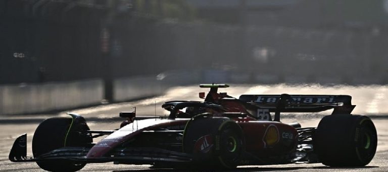 كارلوس ساينز اول المنطلقين في سباق جائزة سنغافورة الكبرى