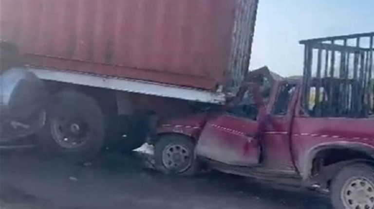 حادث بين شاحنتين وسيارتين يوقع 3 جرحى