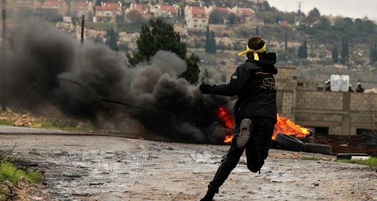 بالفيديو: إصابات خلال مواجهات مع الاحتلال في نابلس