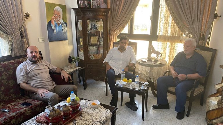 “لجنة الحوار” و”الفصائل الفلسطينية”: جلب المطلوبين وإخلاء المدارس في عين الحلوة