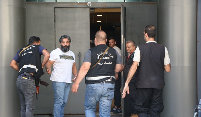 بالفيديو.. مودع يقتحم مع زوجته بنك “التمويل الإسلامي”