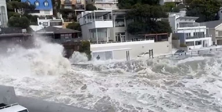 بالفيديو.. الأمواج تغمر الشوارع والمنازل في جنوب أفريقيا!