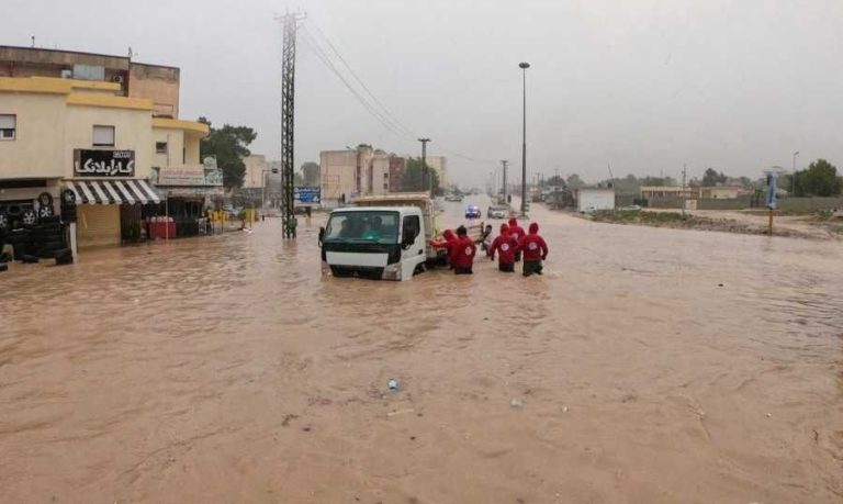 بالفيديو – أمواج البحر تلفظ جثث ضحايا الفيضانات في ليبيا