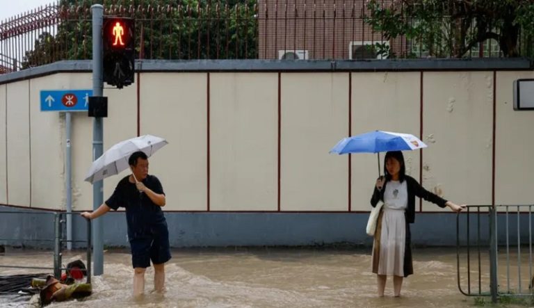 بالفيديو.. هونغ كونغ تغرق!