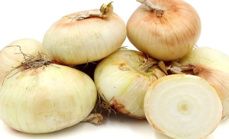 وضع البصل في الجوارب.. هل فعلاً يعالج الإنفلونزا؟