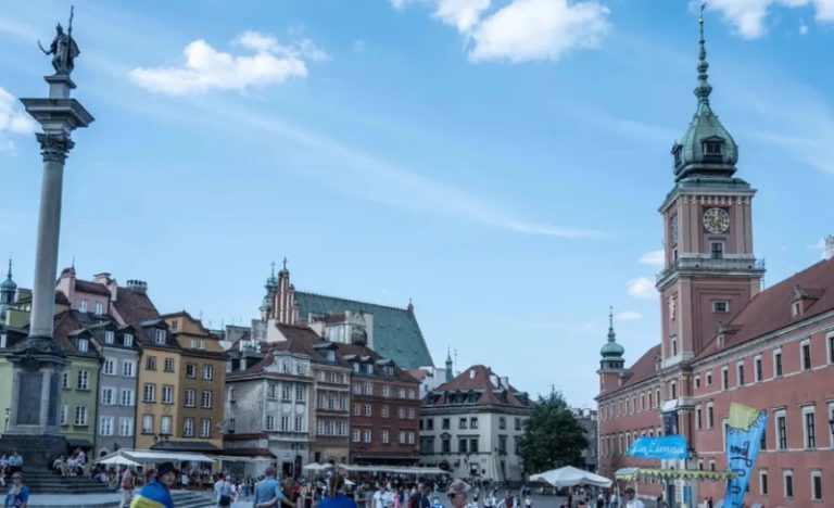 بولندا تغلق مركزاً كبيراً لإيواء اللاجئين الأوكرانيين