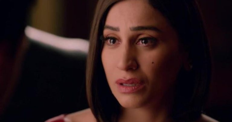 بالفيديو.. دينا الشربيني تودع والدتها وترافق الجثمان