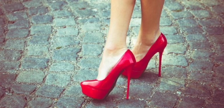 مصري يستدرج الفتيات إلى الدعارة!